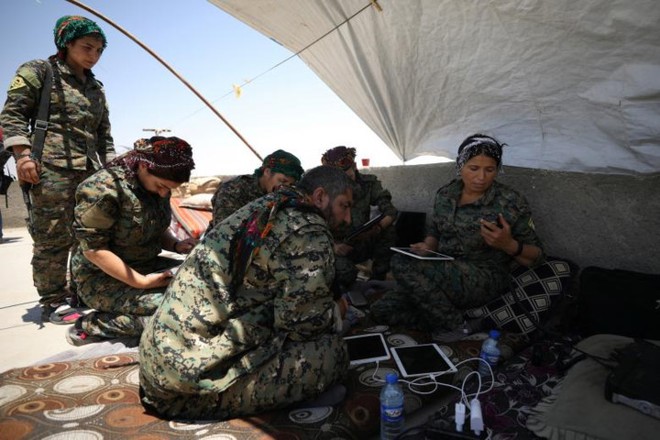 Hình ảnh các lực lượng Syria rầm rộ tiến về thủ phủ IS ở Raqqa - Ảnh 6.