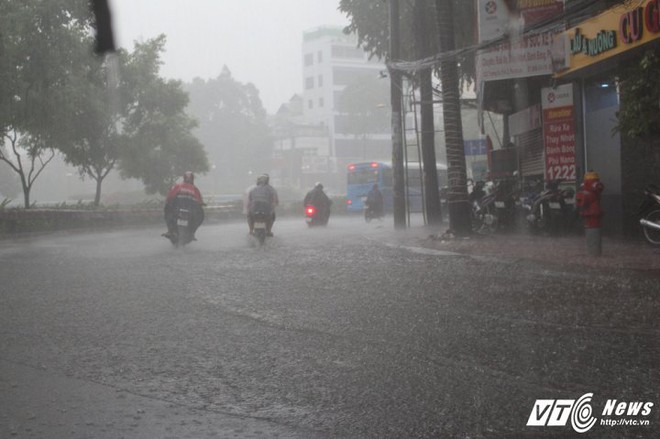 Mưa trắng trời Sài Gòn, hàng loạt tuyến đường chìm trong biển nước - Ảnh 1.