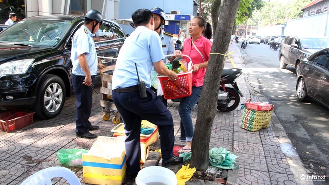 Chủ tịch TP.HCM: Đằng sau mỗi gánh hàng rong cũng là cả một gia đình” - Ảnh 1.