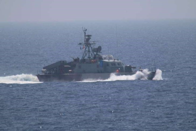 Tàu Iran chĩa thẳng laser vào tàu, trực thăng Mỹ - Ảnh 1.