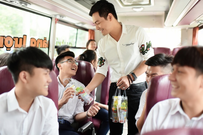 Ngày đầu “lâm trận”, sĩ tử bất ngờ thích thú vì gặp MC Phan Anh trên xe buýt tiếp năng lượng, thêm sức bền mùa thi của Nutriboost - Ảnh 2.