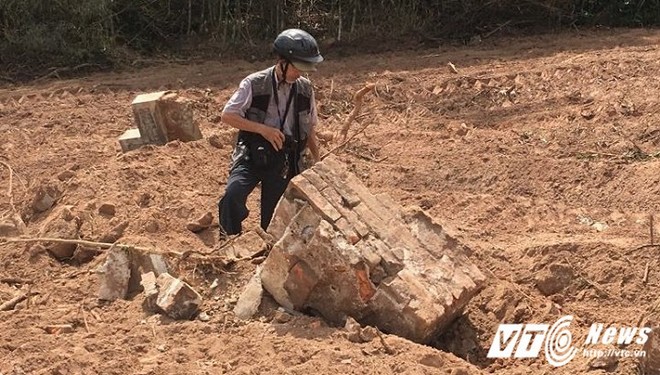 Nghi vấn lăng mộ vợ vua Tự Đức bị xới tung làm bãi đậu xe: Thông tin mới nhất - Ảnh 1.