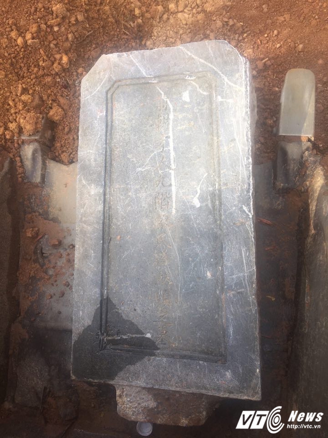 Căng lều bảo vệ vị trí nghi lăng mộ vợ vua triều Nguyễn bị san phẳng làm bãi đậu xe - Ảnh 2.