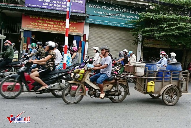 Tập đoàn xe xác ướp chở tôn dọc ngang trên phố Hà Nội - Ảnh 2.