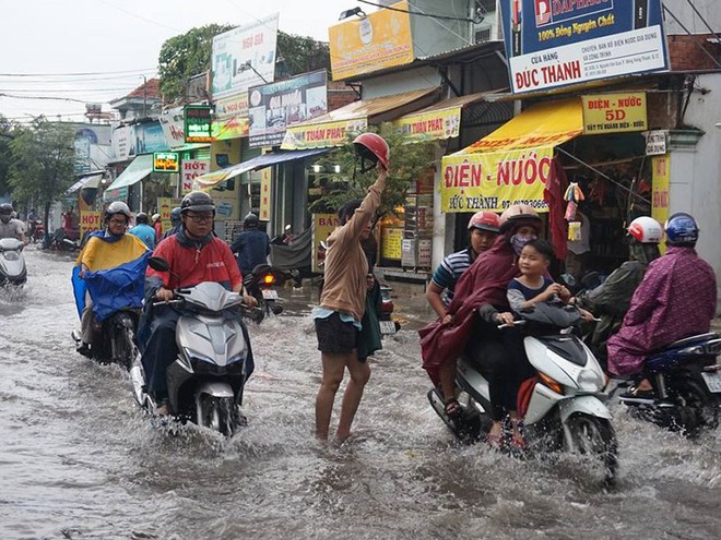 Đường vừa mới chống ngập: Mưa lớn... lại ngập! - Ảnh 2.