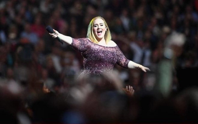 Adele kể khổ khi xa nhà, thông báo không bao giờ diễn tour nữa - Ảnh 1.