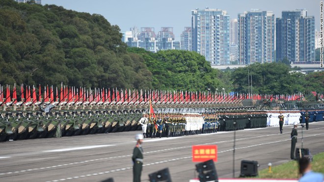 [ẢNH] - Hơn 3000 binh lính TQ tham gia cuộc diễu binh lớn nhất Hồng Kông trong 20 năm - Ảnh 2.