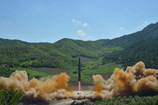 Tên lửa liên lục địa của Triều Tiên có thể mang đầu đạn hạt nhân cực lớn - Ảnh 1.