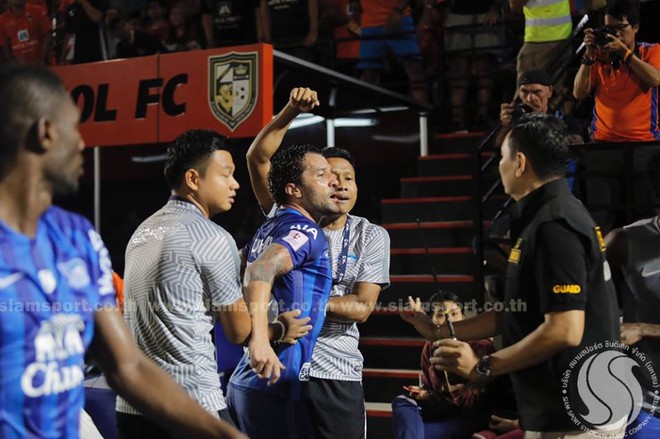 SỐC: Cầu thủ Brazil đánh nhau đến đổ máu tại Thai League - Ảnh 2.