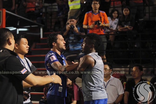 SỐC: Cầu thủ Brazil đánh nhau đến đổ máu tại Thai League - Ảnh 3.