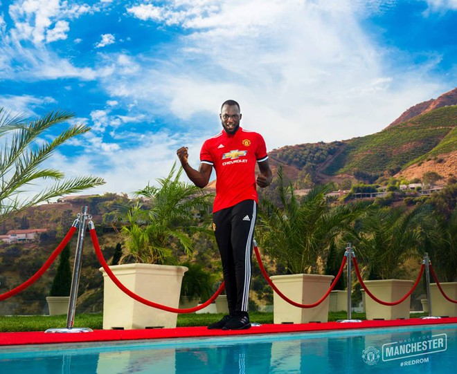 Romelu Lukaku chính thức gia nhập Man United, ký hợp đồng có thời hạn 5 năm - Ảnh 1.