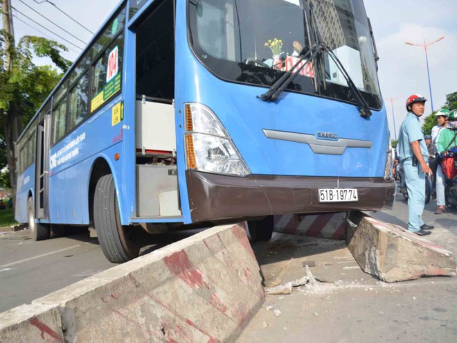 Tông liên hoàn trên xa lộ Hà Nội, khách xe buýt kêu cứu - Ảnh 1.