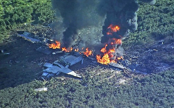 Cận cảnh hiện trường vụ rơi máy bay quân sự Mỹ làm 16 người chết - Ảnh 8.