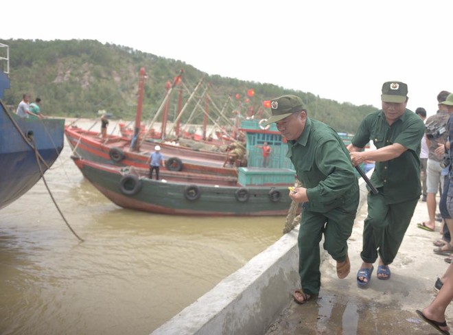 Vụ chìm tàu ở Nghệ An: Đã cứu được 6 người và tìm thấy 2 thi thể mất tích - Ảnh 1.