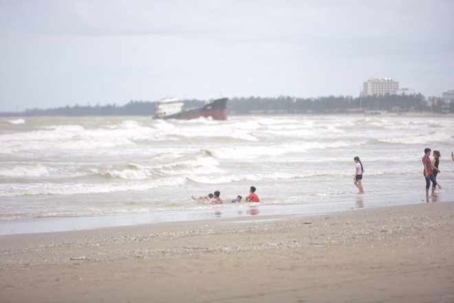 Bất chấp sóng to, gió lớn, nhiều người vẫn ra tắm ở biển Cửa Lò - Ảnh 3.