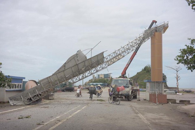 Bất chấp sóng to, gió lớn, nhiều người vẫn ra tắm ở biển Cửa Lò - Ảnh 5.