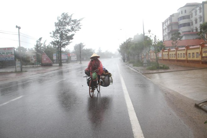 Lốc xoáy hất mái tôn bay xa hàng chục mét ở Hà Tĩnh, 1 người bị ngói rơi trúng đầu - Ảnh 9.