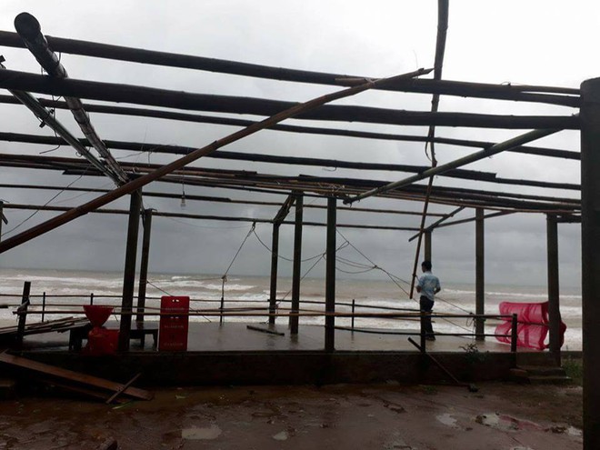 Lốc xoáy hất mái tôn bay xa hàng chục mét ở Hà Tĩnh, 1 người bị ngói rơi trúng đầu - Ảnh 4.