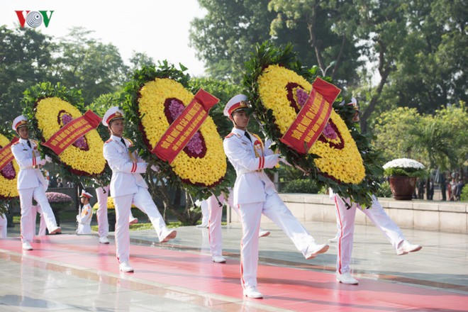Lãnh đạo Đảng, Nhà nước dâng hương tưởng niệm các anh hùng liệt sĩ - Ảnh 1.