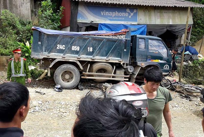 Hai xe máy nằm dưới bánh xe tải, nhiều người thương vong - Ảnh 1.