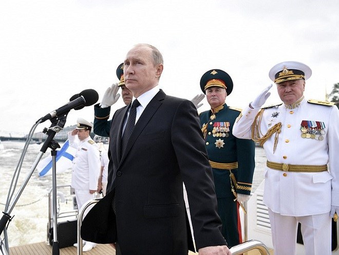Chiến hạm Nga phô diễn sức mạnh trong Ngày hải quân - Ảnh 1.