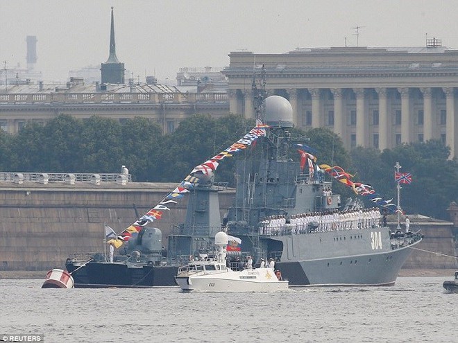 Chiến hạm Nga phô diễn sức mạnh trong Ngày hải quân - Ảnh 4.