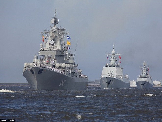 Chiến hạm Nga phô diễn sức mạnh trong Ngày hải quân - Ảnh 5.