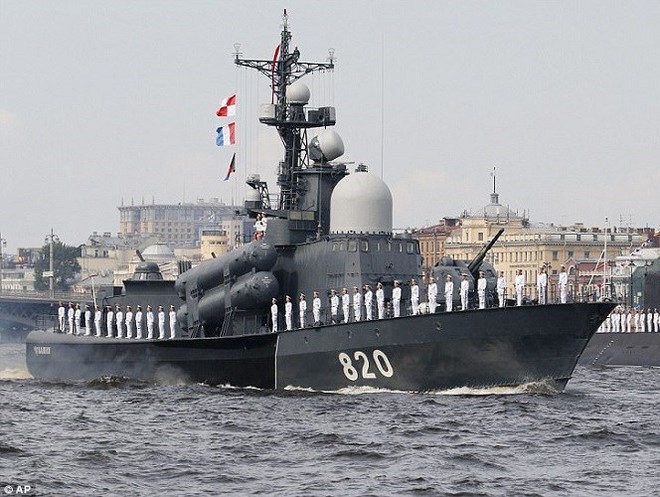 Chiến hạm Nga phô diễn sức mạnh trong Ngày hải quân - Ảnh 7.