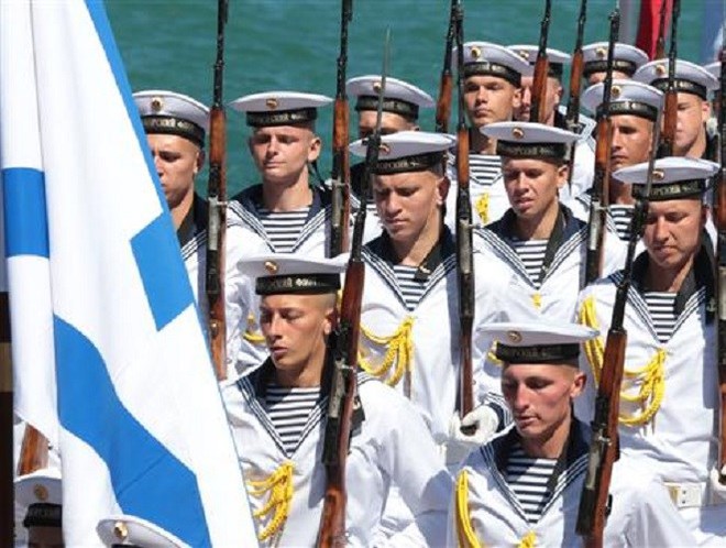 Chiến hạm Nga phô diễn sức mạnh trong Ngày hải quân - Ảnh 9.