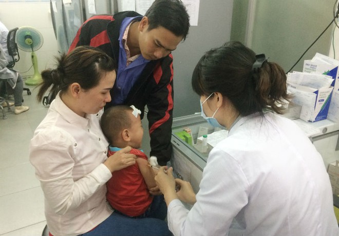 Bố mẹ chủ quan khi con nóng sốt, bé 2 tuổi phải cắt bỏ chân tay - Ảnh 2.