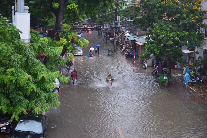 Người Hà Nội bơi trong biển nước sau trận mưa như trút - Ảnh 12.