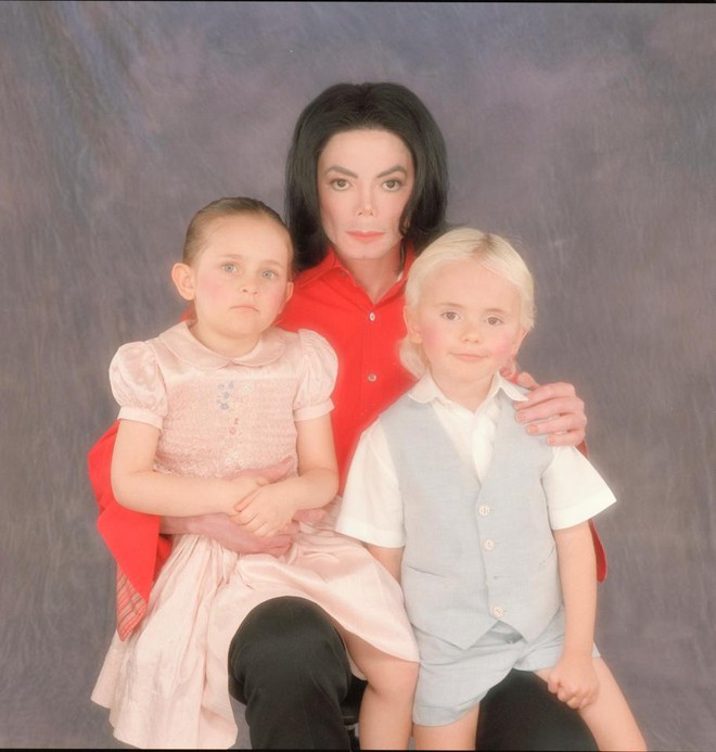 Bi kịch nhà Michael Jackson: Cha mới mất, con gái đã bị lạm dụng tình dục đến mức trầm cảm - Ảnh 2.