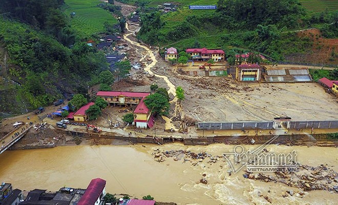 Mù Cang Chải hoang tàn nhìn từ trên cao - Ảnh 1.