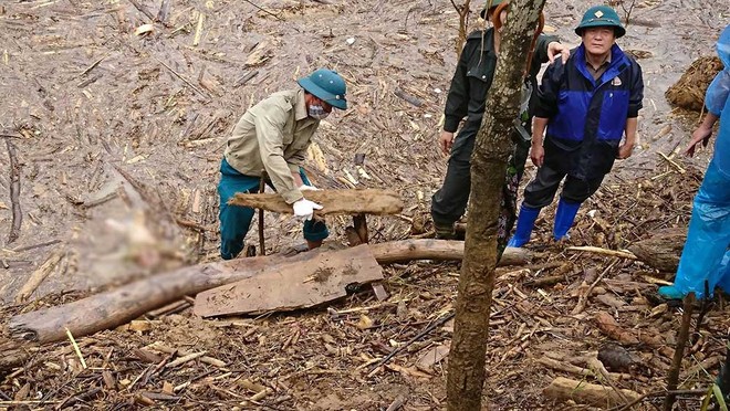 Ông ngoại chết lặng bên thi thể cháu gái 1 tuổi ở Mù Cang Chải - Ảnh 1.