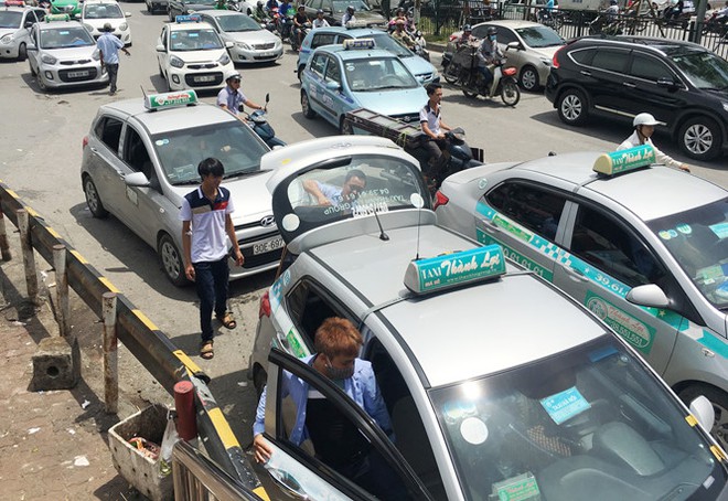 Taxi “quây” cổng bệnh viện, dàn hàng bịt đường xe cấp cứu - Ảnh 1.