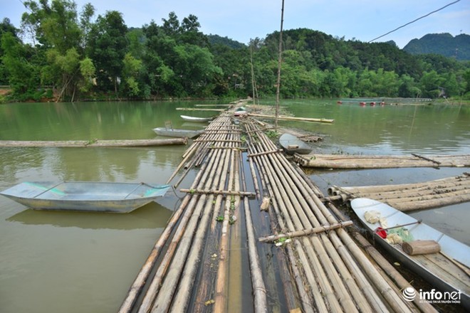 Lạng Sơn: Cô lập giữa ốc đảo, người dân thót tim qua cầu phao tạm bằng tre nứa - Ảnh 1.