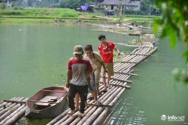 Lạng Sơn: Cô lập giữa ốc đảo, người dân thót tim qua cầu phao tạm bằng tre nứa - Ảnh 2.