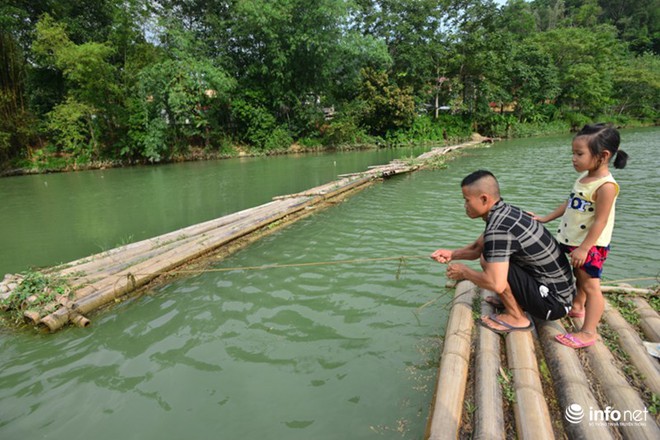 Lạng Sơn: Cô lập giữa ốc đảo, người dân thót tim qua cầu phao tạm bằng tre nứa - Ảnh 3.