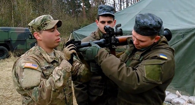 Không chỉ lỡ miệng có thể cung cấp vũ khí sát thương cho Ukraine: Mỹ-NATO đã làm thật? - Ảnh 1.