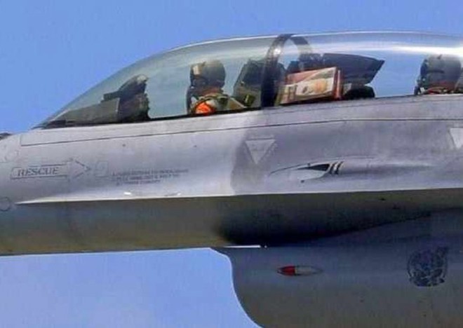 Mang bánh lên máy bay, phi công F-16 suýt gặp họa - Ảnh 1.