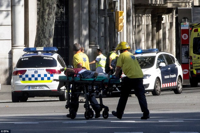Khủng bố liên hoàn ở TBN: Tái hiện vụ đâm xe Barcelona, 5 nghi phạm mang bom bị bắn chết - Ảnh 8.