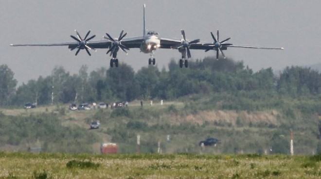 Nga bất ngờ điều máy bay ném bom tới gần bán đảo Triều Tiên - Ảnh 1.