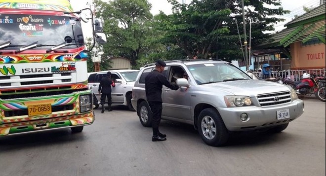 Thái Lan lùng sục từng xe tìm bà Yingluck - Ảnh 1.