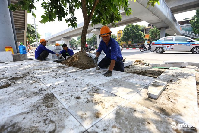 Bắt đầu triển khai thay áo mới cho vỉa hè Hà Nội - Ảnh 1.