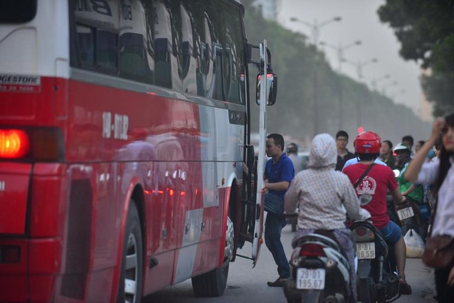 Biển người ùn ùn về quê dịp lễ 2/9 khiến giao hỗn loạn - Ảnh 5.