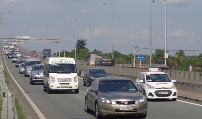 Xe &ugrave;n &ugrave;n về TP.HCM, trạm thu ph&iacute; mở bung cửa - Ảnh 1.