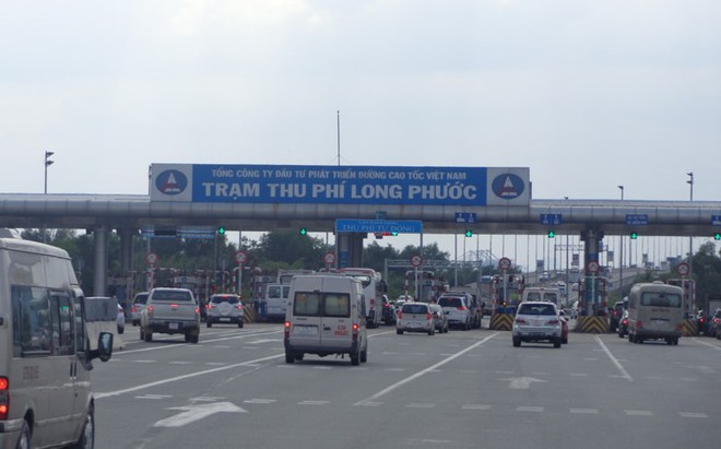 Xe &ugrave;n &ugrave;n về TP.HCM, trạm thu ph&iacute; mở bung cửa - Ảnh 2.