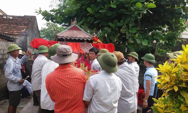 Mẹ trẻ &ocirc;m con nhảy cầu: B&agrave; ngoại ngất lịm trong đ&aacute;m tang - Ảnh 2.