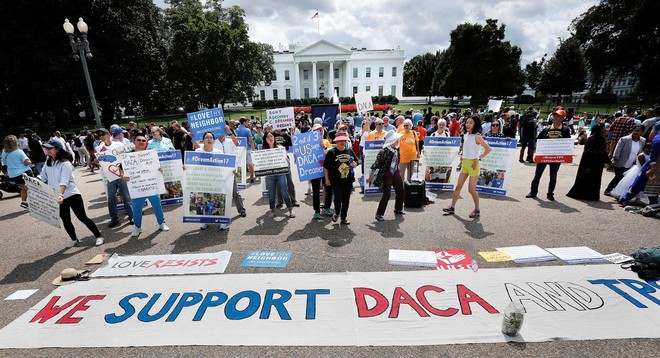 Chính quyền Trump chính thức hủy bỏ chương trình nhập cư quan trọng DACA của Obama - Ảnh 1.
