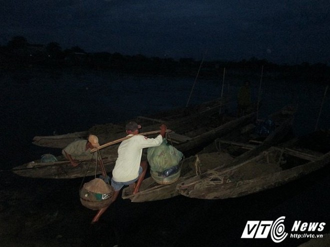 Ly kỳ nghề đi tủ ngâm mình dưới nước ‘săn’ loài cá tiến vua ngon nức tiếng - Ảnh 1.